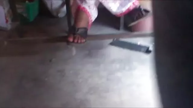 శృంగార ఆన్లైన్ నమోదు లేదు కింద అమ్మాయి ఆకట్టుకున్నాడు, డెస్క్